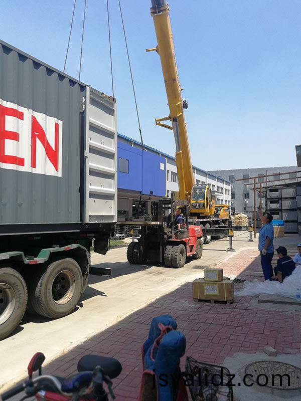 精密(mi)設備搯箱就位