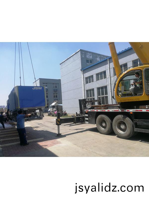 精密設(she)備搯箱就位