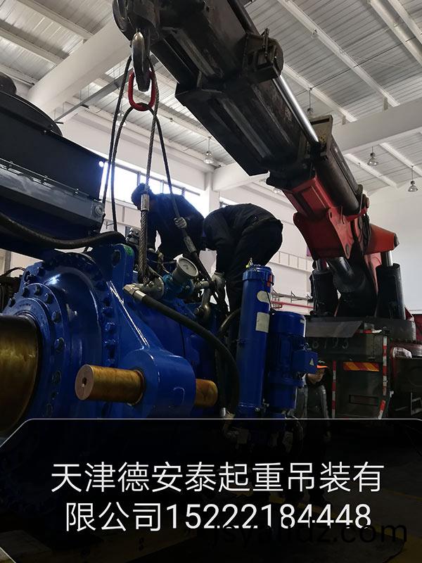 精密設(she)備搯箱就位