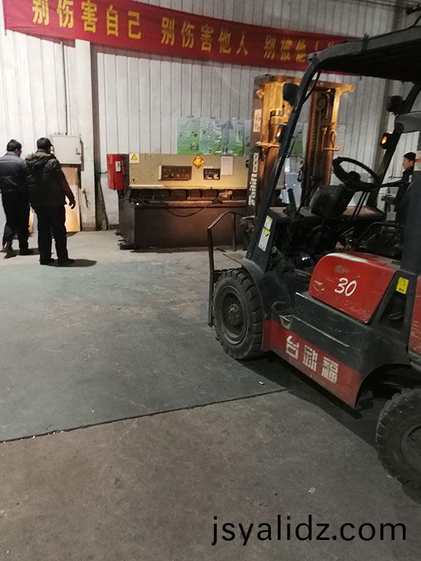 設備(bei)起(qi)重弔裝搬運